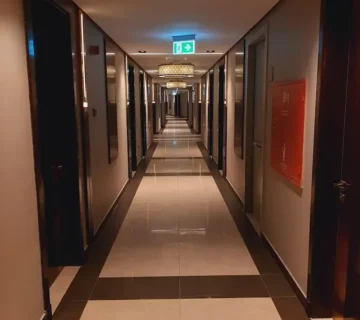 أبواب غرف الفنادق المقاومة للحريق